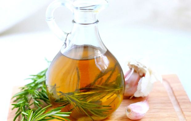 ruzmarin-cesnjak-vino