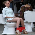 djevojka-sjedi-na-solji