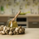 med-i-beli-luk-maska