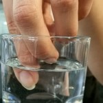 Ruka-u-casi-prsti-u-vodi-voda-620x350