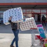 Jabuka TV/Zašto kupci pustoše rafove sa toalet papirom